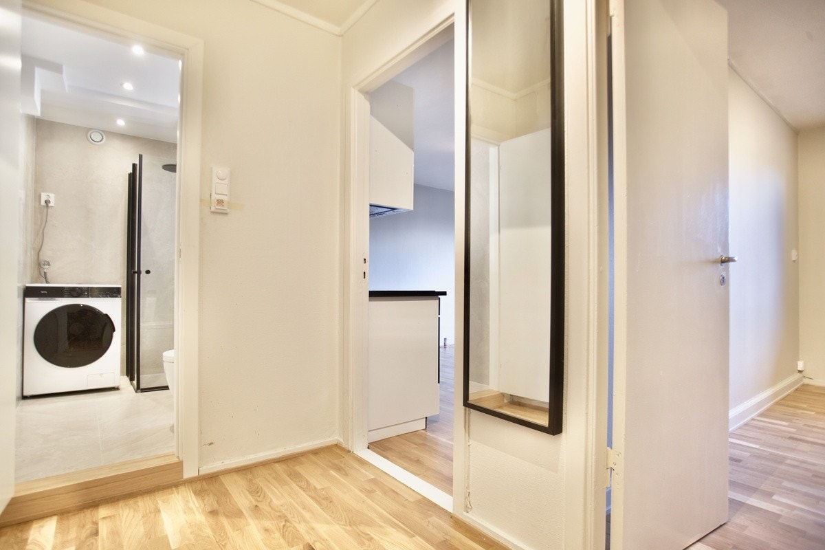 Gangen fører inn til stue, soverom og bad Galleribilde