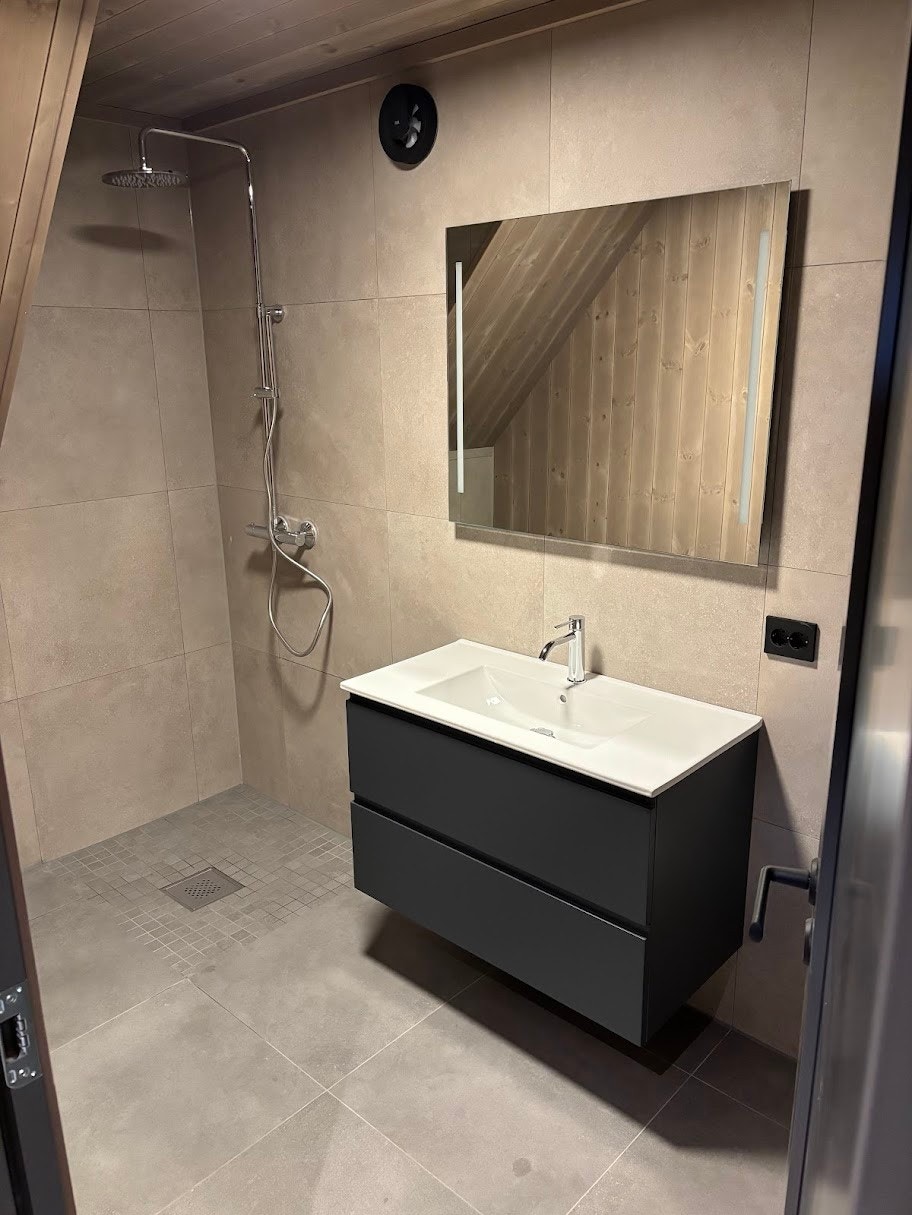 Bad 1 etg. ( Dusjdørene er ikke montert) Galleribilde