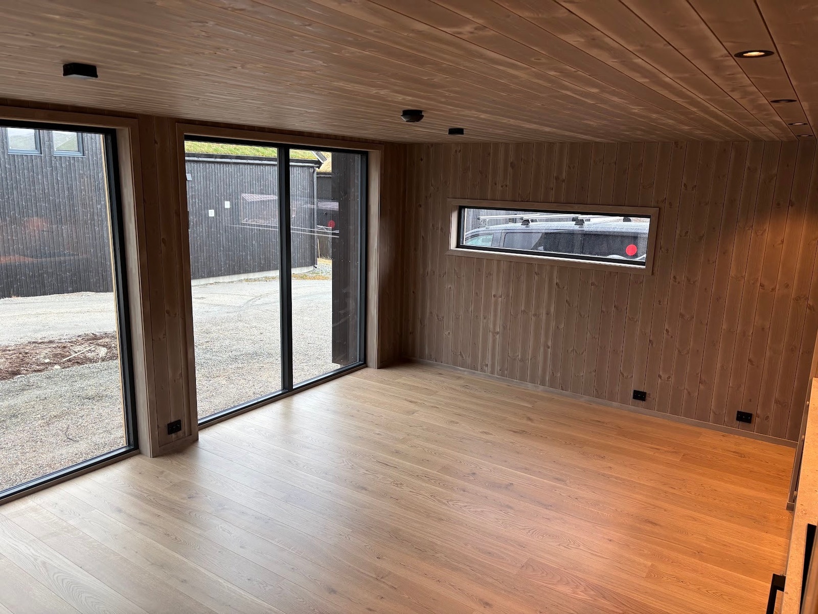 Gulvvarme i stue. Peis blir montert i hjørne. Galleribilde