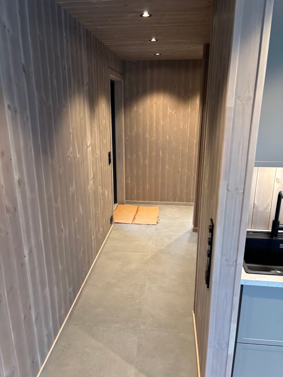 Flislagt gang. Gulvvarme, fin innhukk til hvor en kan lage garerobeløsning. Galleribilde