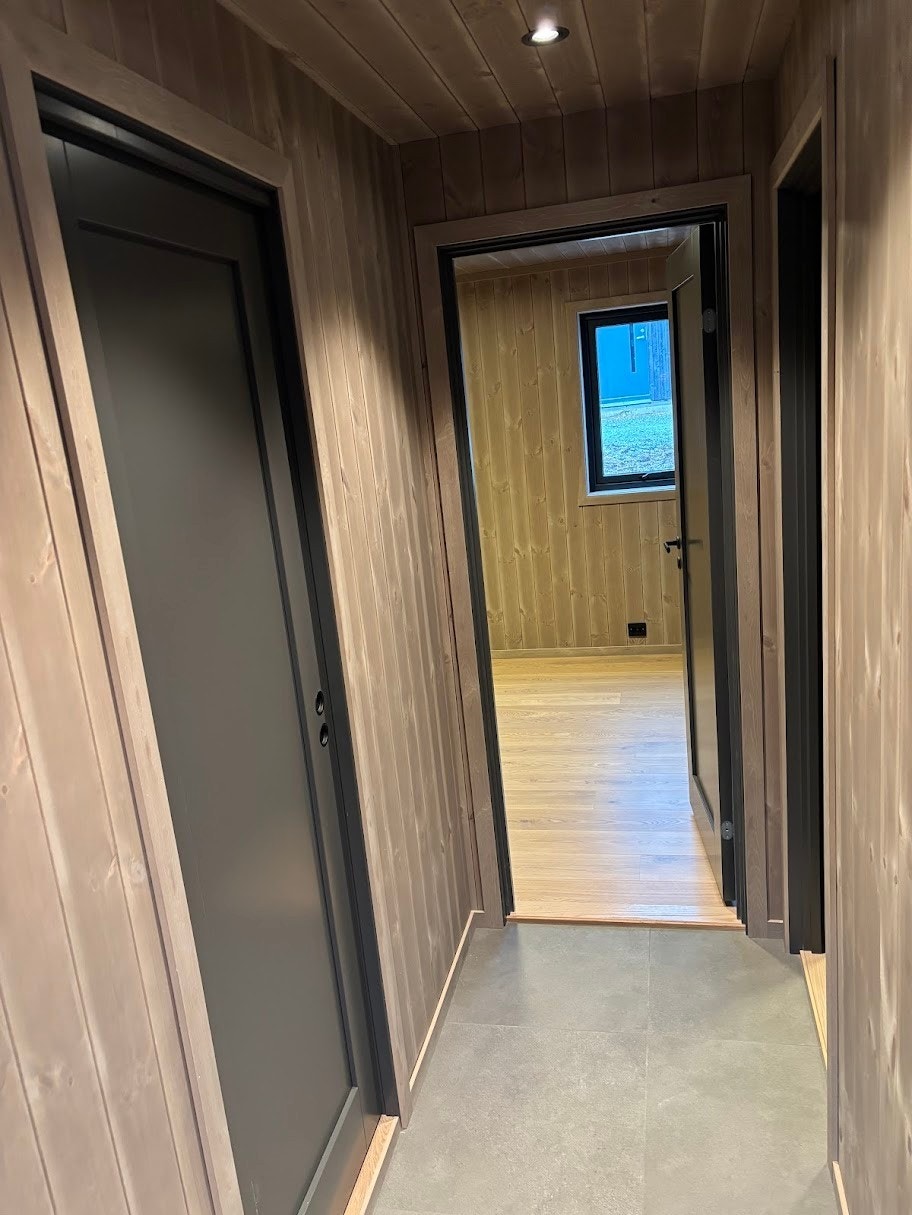 1 soverom + bad i 1 etg. Skyvedør inn til bod. Egen inngang utenfra. Galleribilde