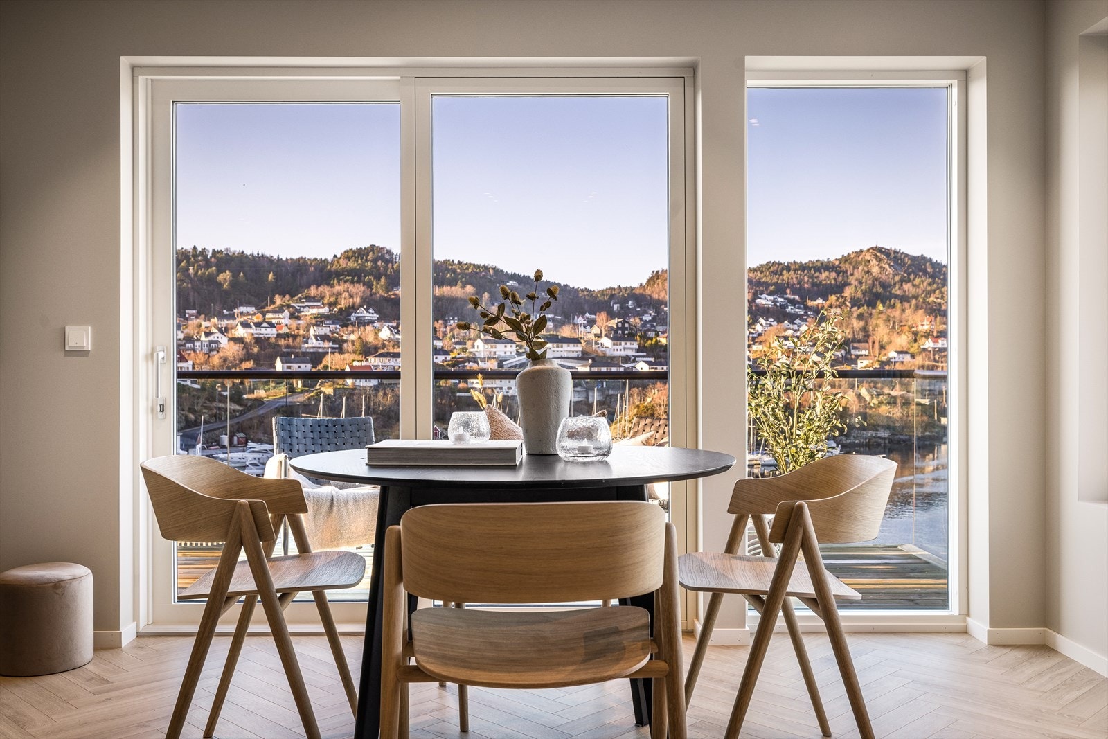 Her kan gjestene nyte god utsikt for samtidig å holde samtalen gående med kokken som kokkelerer på kjøkkenet. Galleribilde