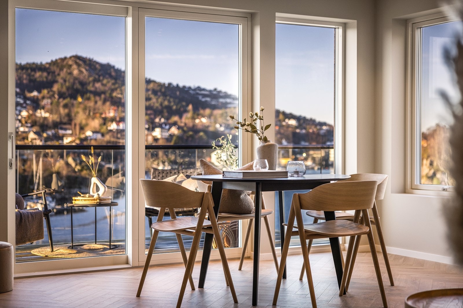 Like ved siden av kjøkkenet finner du plass til spisebordsgruppen. Galleribilde