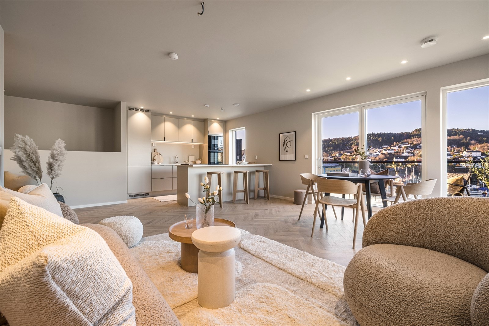 Rommet står i stil med resten av boligen og er malt i varme moderne farger, har flere store vinduer og laminatgulv i fiskebeinsmønster. Galleribilde