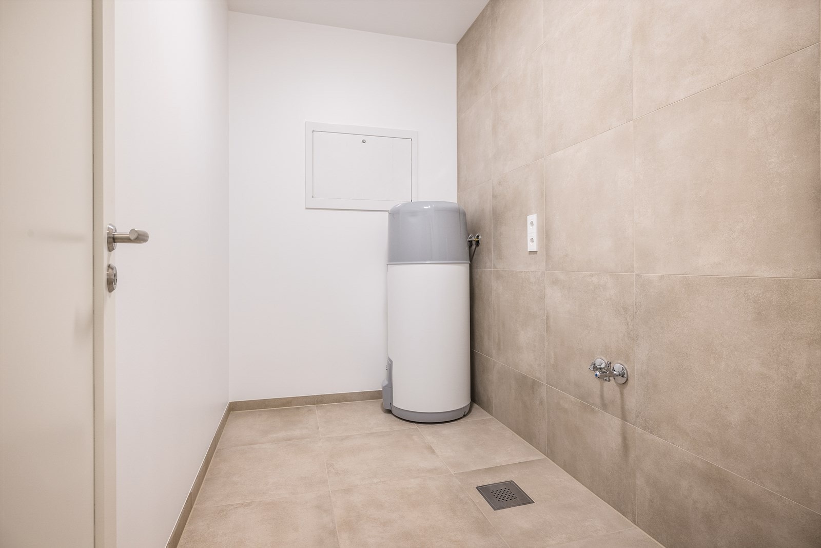 Fra badet kommer du deg raskt og enkelt til vaskerommet. Vaskerommet har opplegg for vaskemaskin og varmtvannsbereder. Med sin gode størrelse er dette en drøm for småbarnsforeldre! Galleribilde