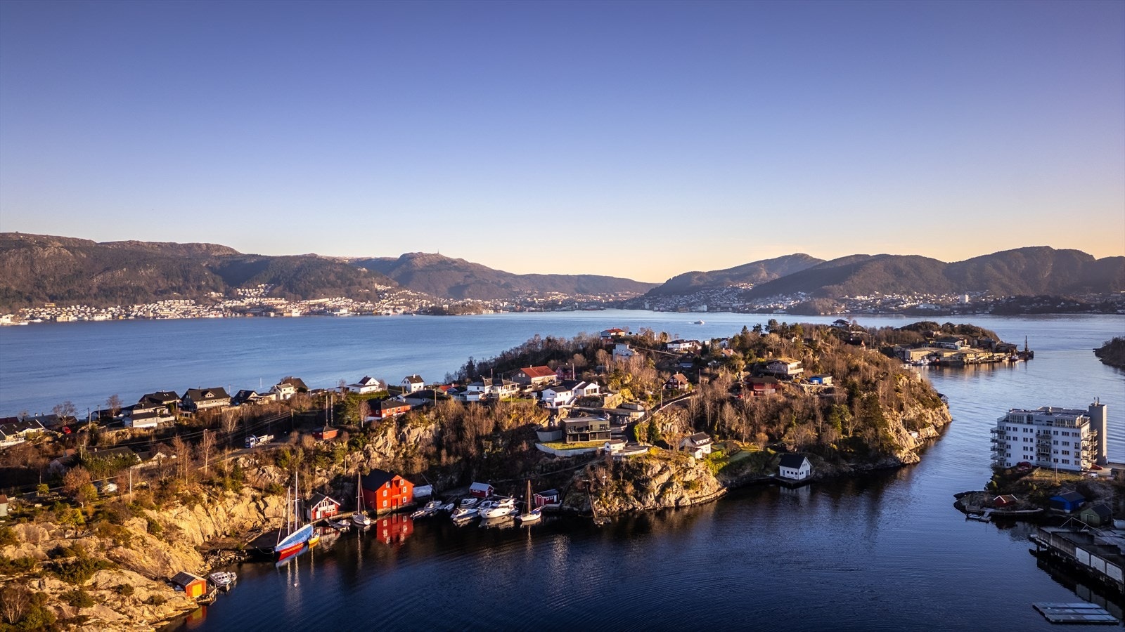 I bakgrunnen skimter du Bergen Sentrum. Galleribilde