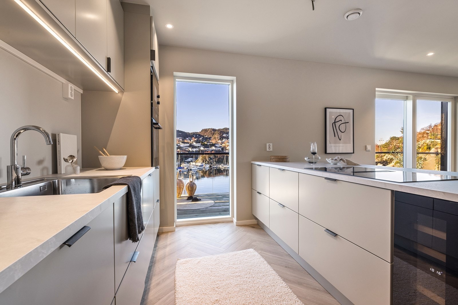 Kjøkkenet inneholder laminat benkeplate, stål oppvaskkum og ventilator (kullfilter). Over benkeplaten er det også benyttet malte flater. Galleribilde