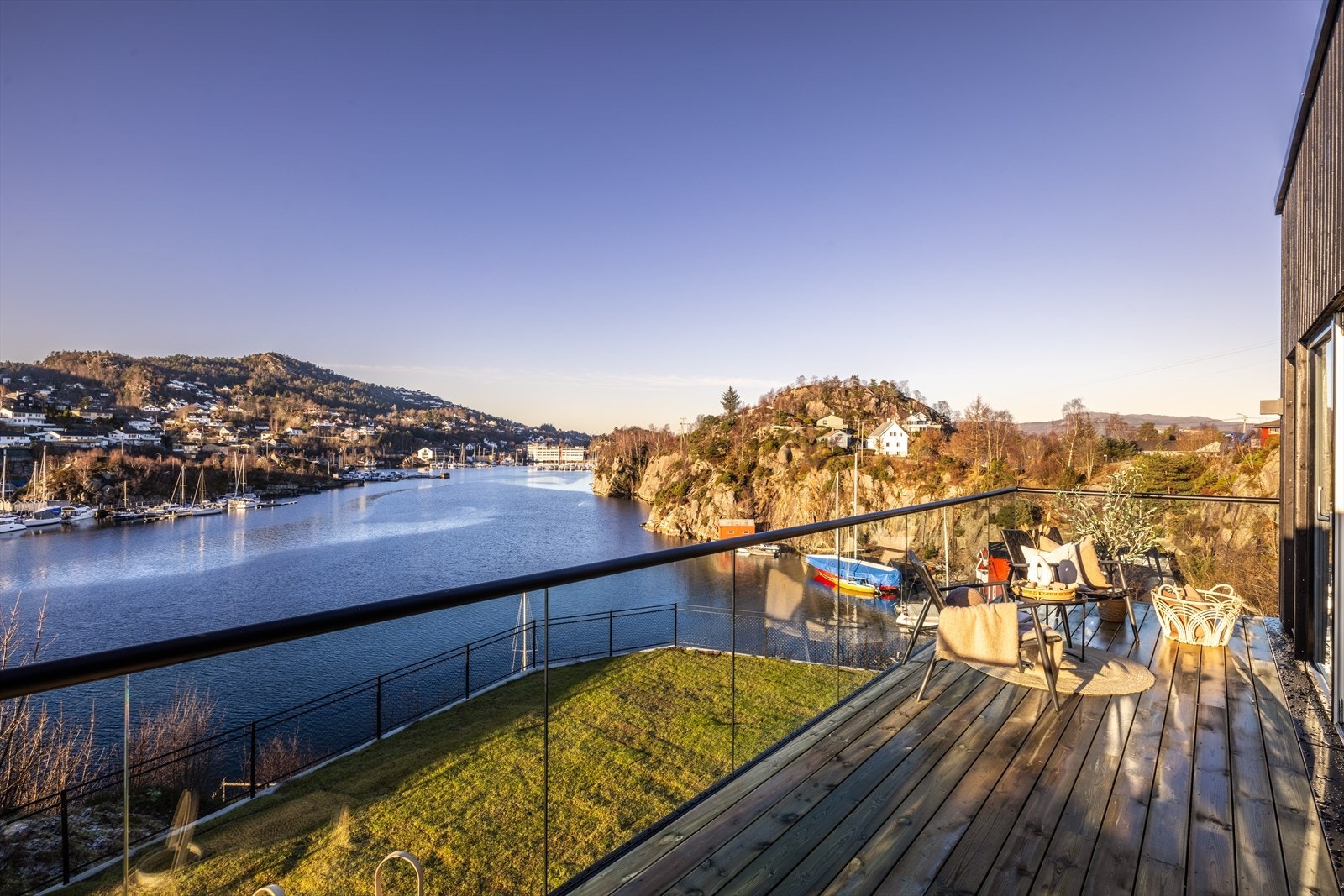 Fra stuen har du direkte adkomst til en herlig terrasse, med plass til ønsket møblering. Galleribilde