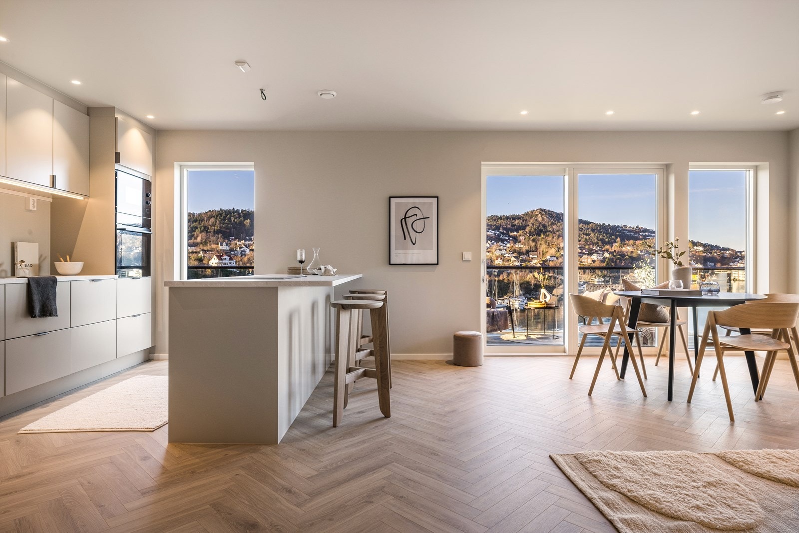 Boligen fra 2025, er helt ny og besmykket med fine detaljer. Her finner du blant annet gulv i fiskebeinsmønster, integrert vinskap, to store bad for å nevne noe. Galleribilde