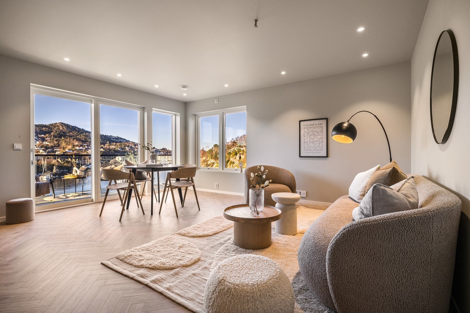 Stuen lar seg enkelt møblere og har blant annet plass til sofagruppe. Galleribilde