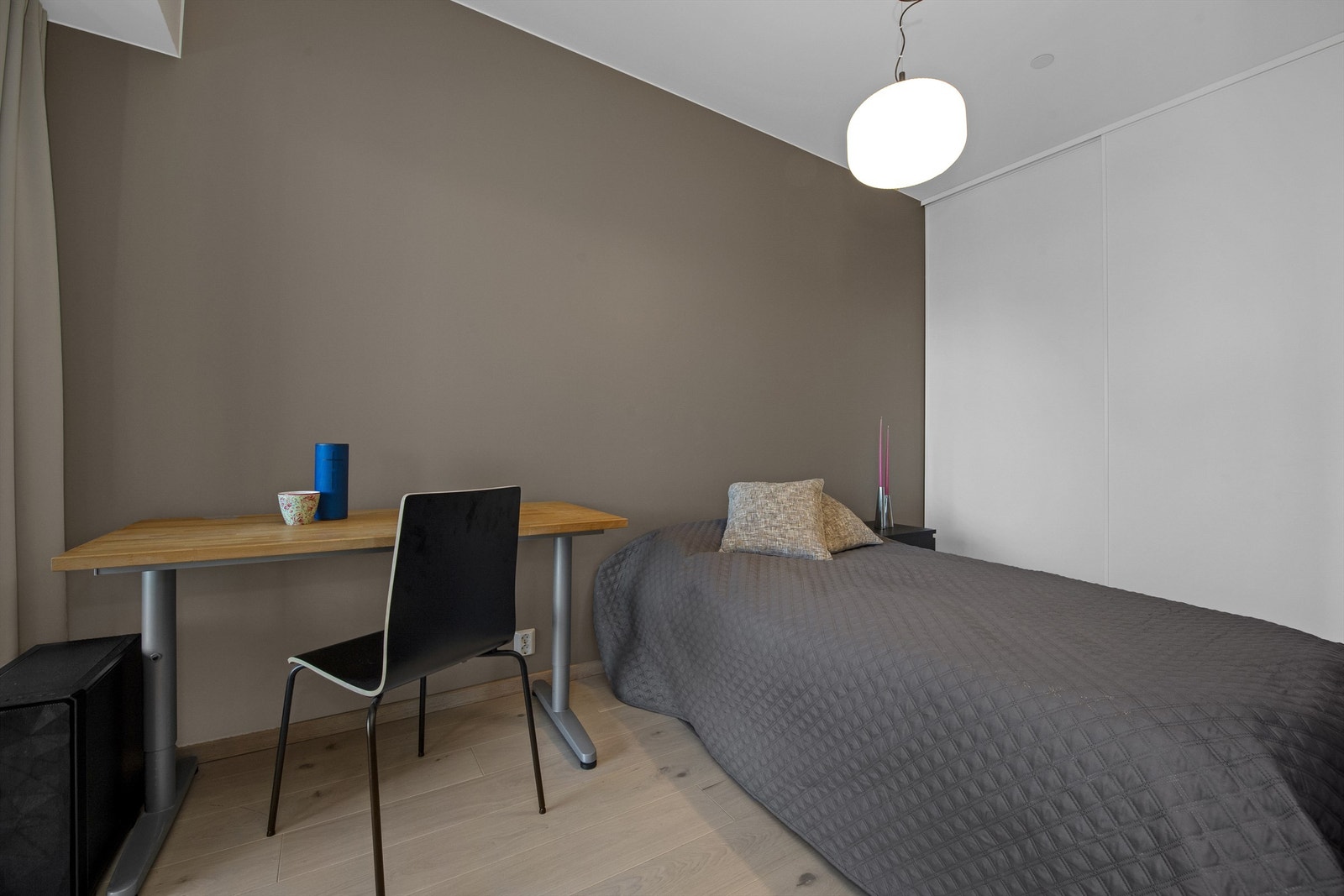 Her er det plass til både dobbeltseng og kontorpult. Galleribilde