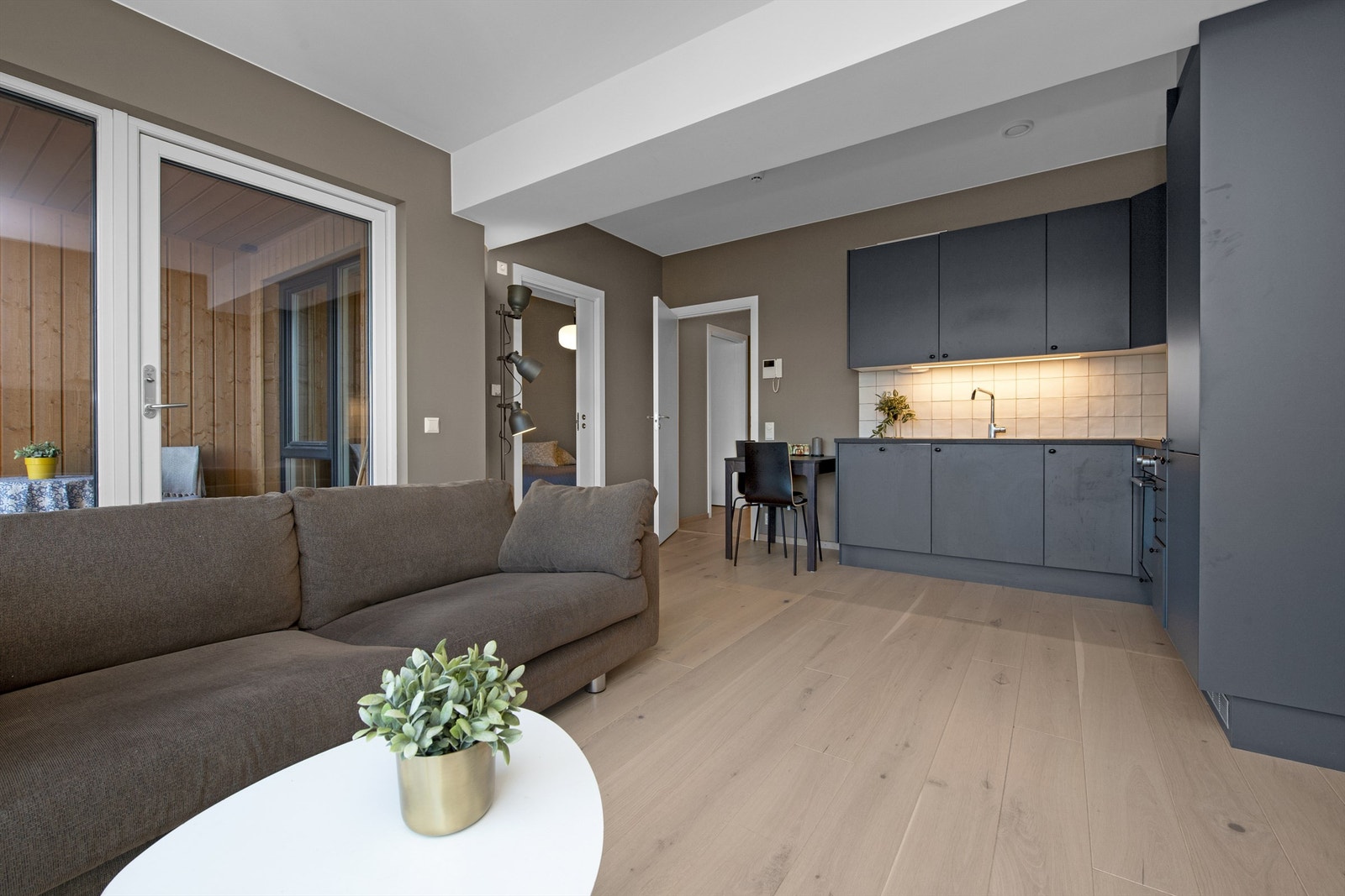 Lyst og luftig med et delikat farge- og materialvalg. Stilrent kjøkken fra Marbodal. Galleribilde