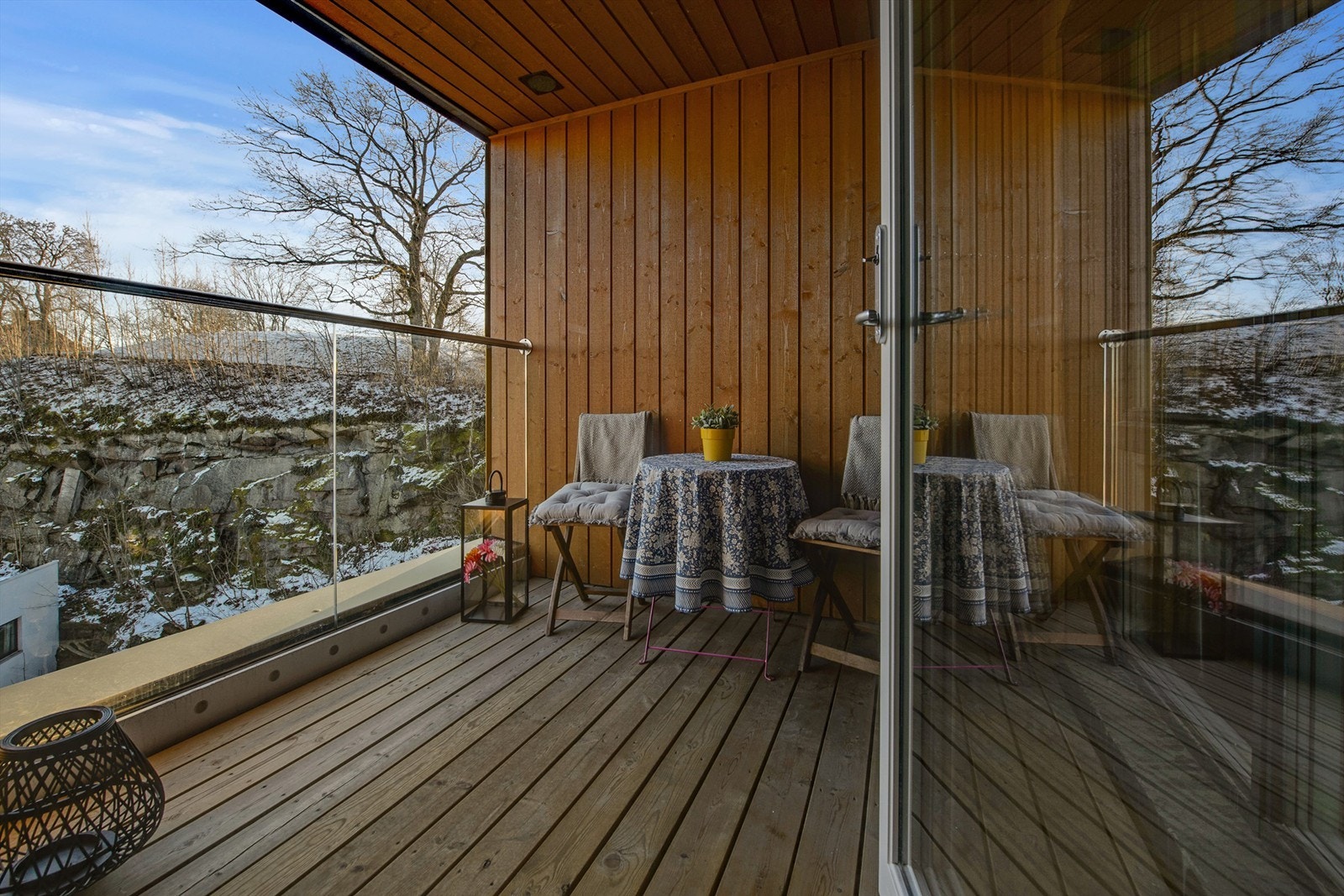 Lun balkong med tak. Glassrekkverk. Fin utsikt til Haugar. Galleribilde