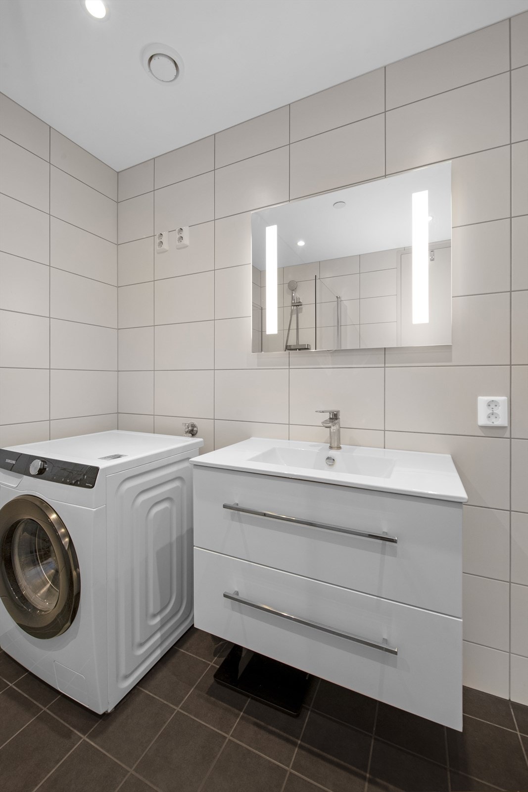 God plass og mange stikkkontakter Galleribilde