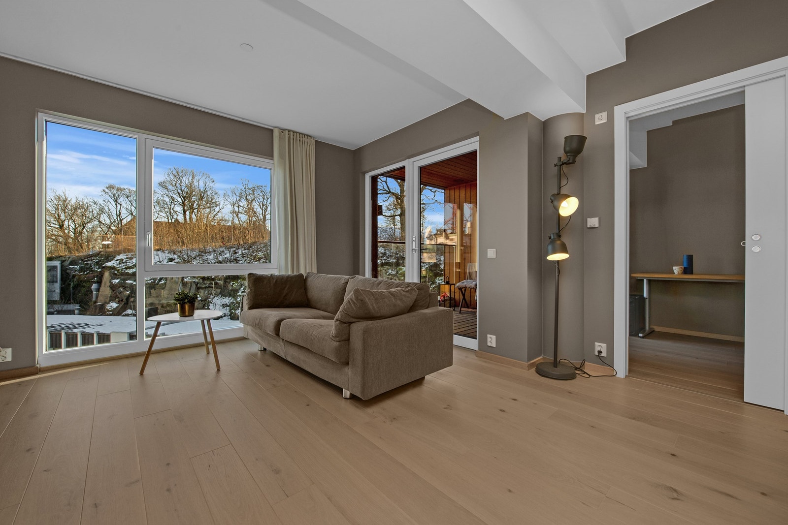 Store vindusflater og fin utsikt mot Haugar Museum. Galleribilde