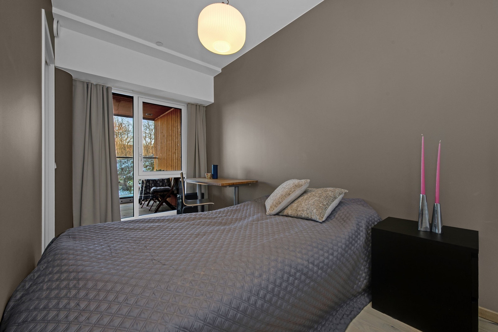 Soverommet har tilkomst fra 2 sider. Lystette gardiner er sydd til leiligheten og medfølger. Galleribilde