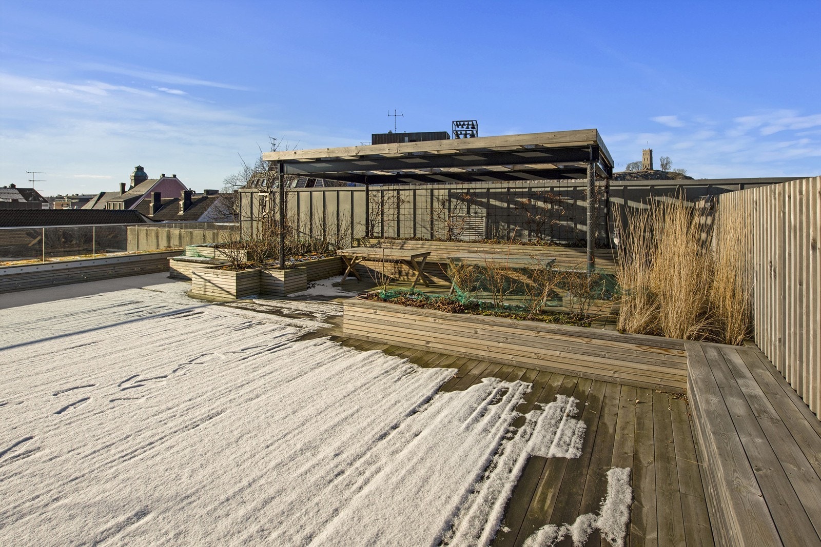 Det er det et stort, felles uteareal med beplantning og plass til koselige sittegrupper i 3. etasje. Galleribilde