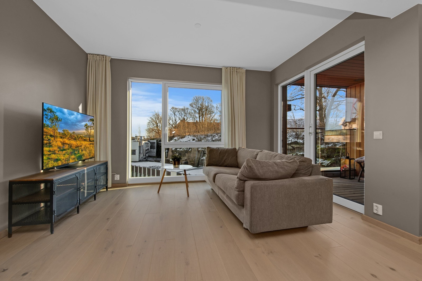 Leiligheten er stilren og funksjonell med gjennomgående høy standard. Galleribilde