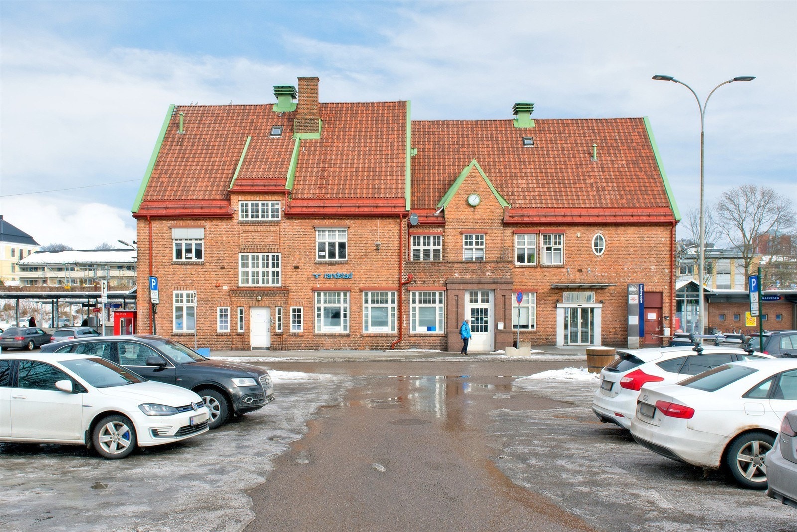 Det er få minutters gange til togstasjonen Galleribilde