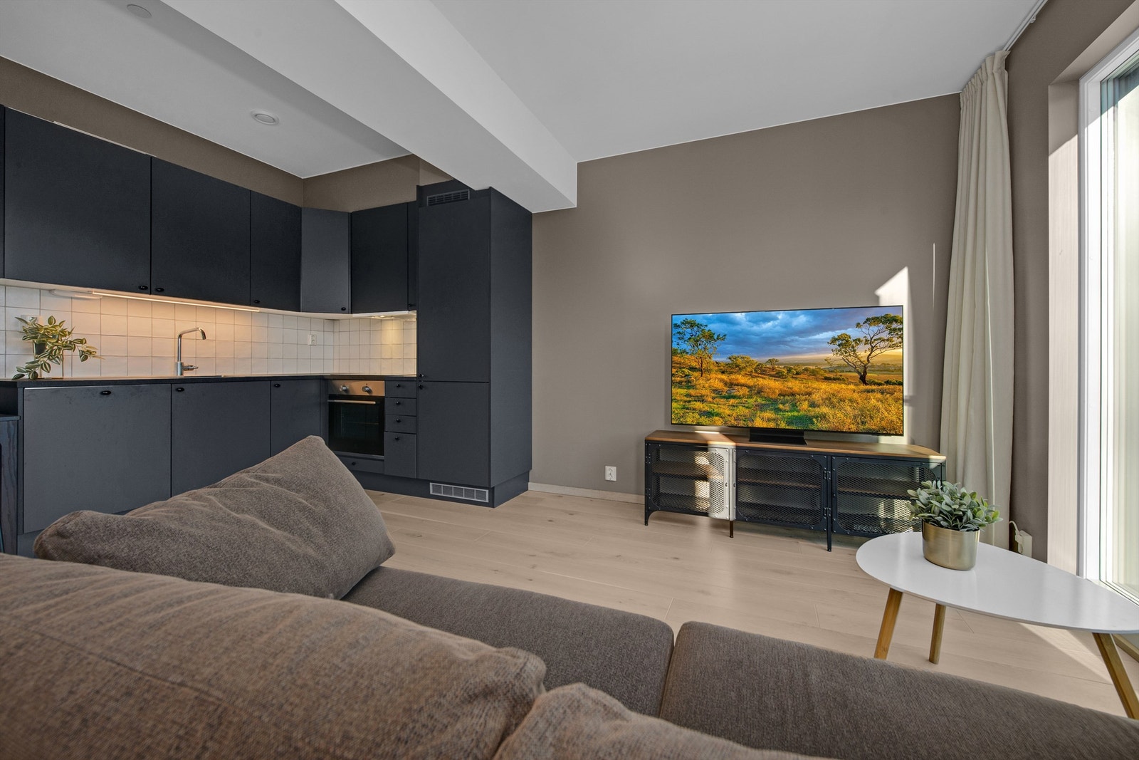 Store vinduer som går fra gulv. Gardiner er sydd til leiligheten og medfølger. Galleribilde