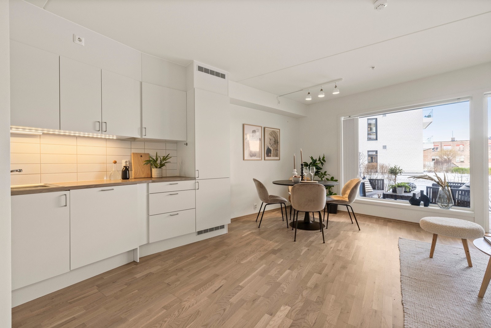 Med nærhet til plass for en spisegruppe, kan du nyte en bedre middag Galleribilde