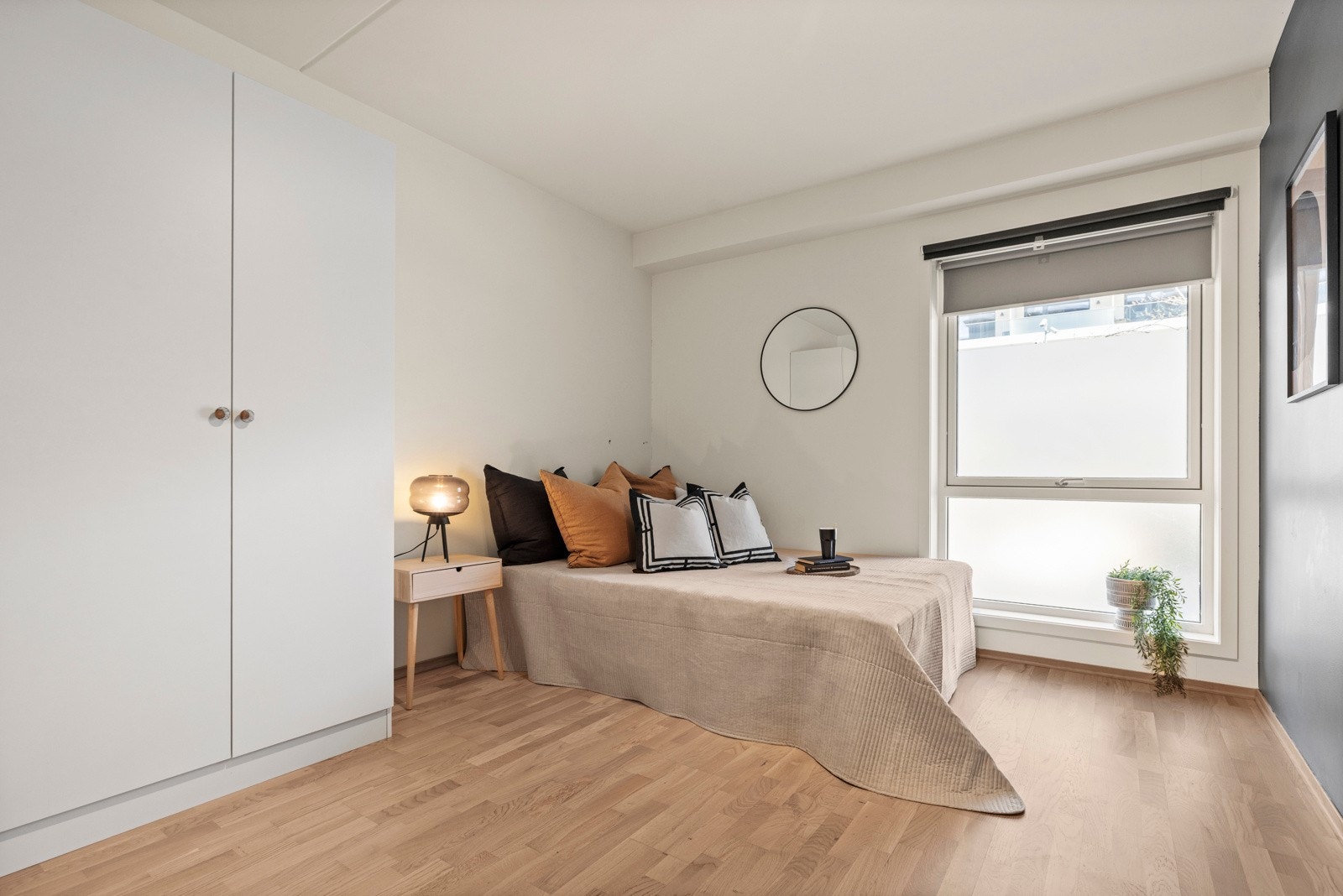 Hovedsoverommet har et stort vindu som sørger for godt med naturlig lys, og de lyse veggene bidrar til en følelse av romslighet Galleribilde