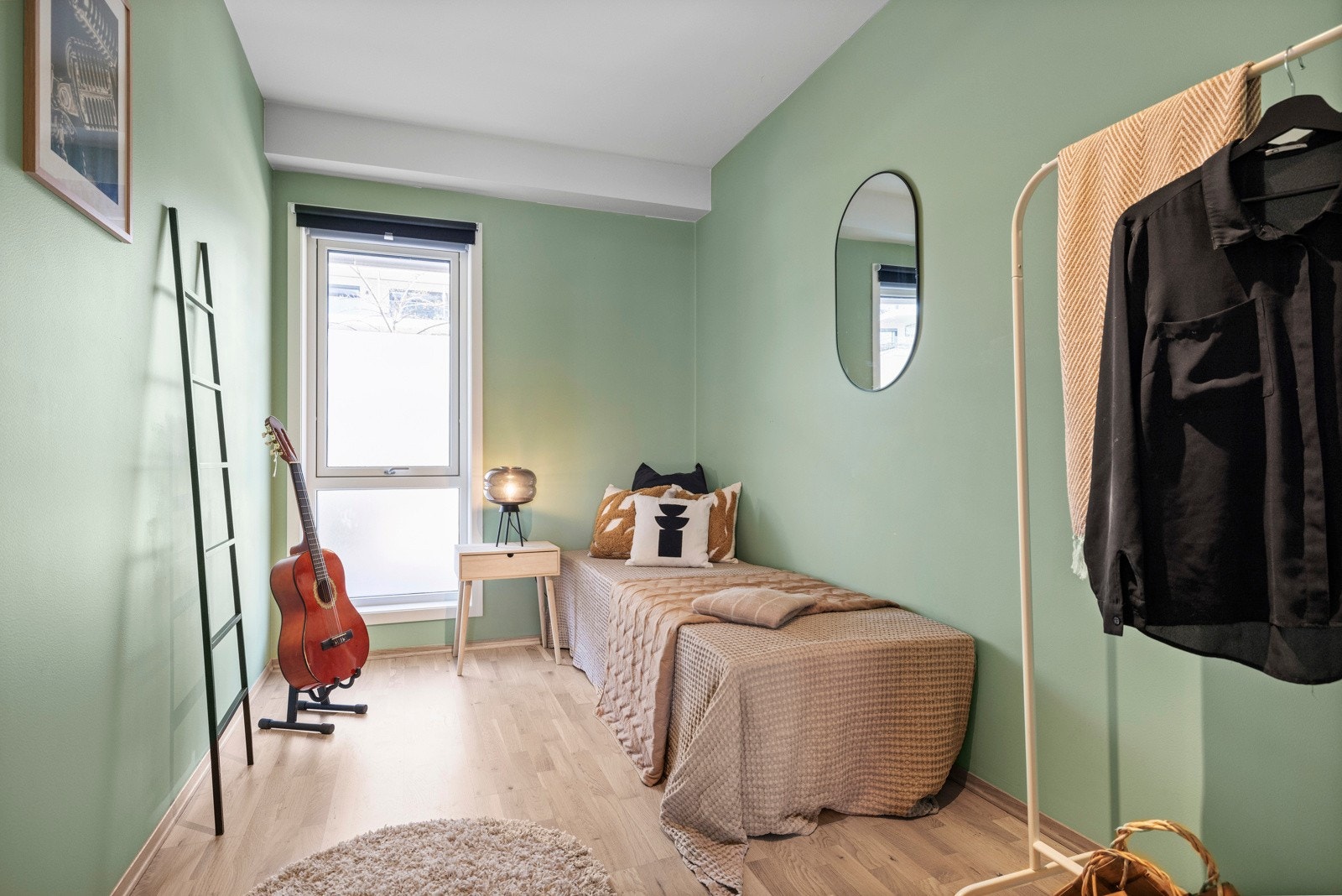 Det andre soverommet er også godt belyst med naturlig lys fra vinduet Galleribilde