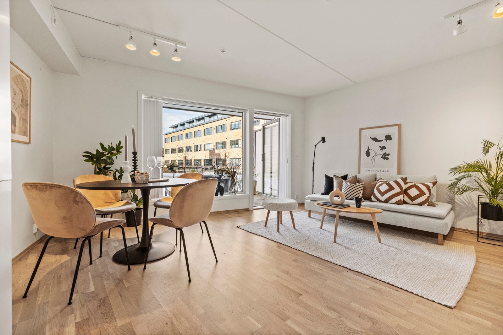 Her kan du enkelt plassere både en stor sofa og et spisebord, og fortsatt ha god plass til annen innredning Galleribilde