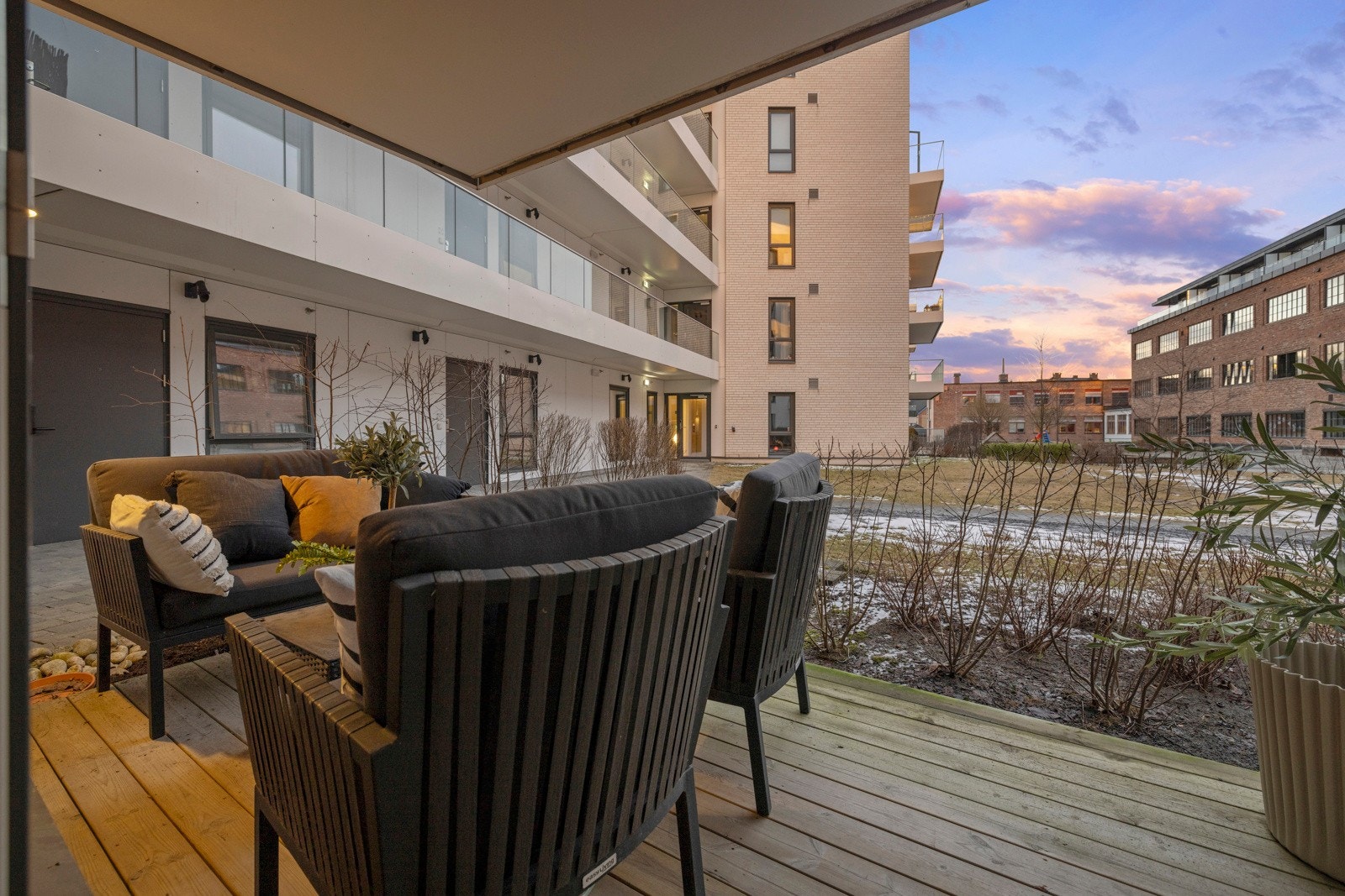 Terrassen måler 8 kvm, og har god plass til utemøbler Galleribilde