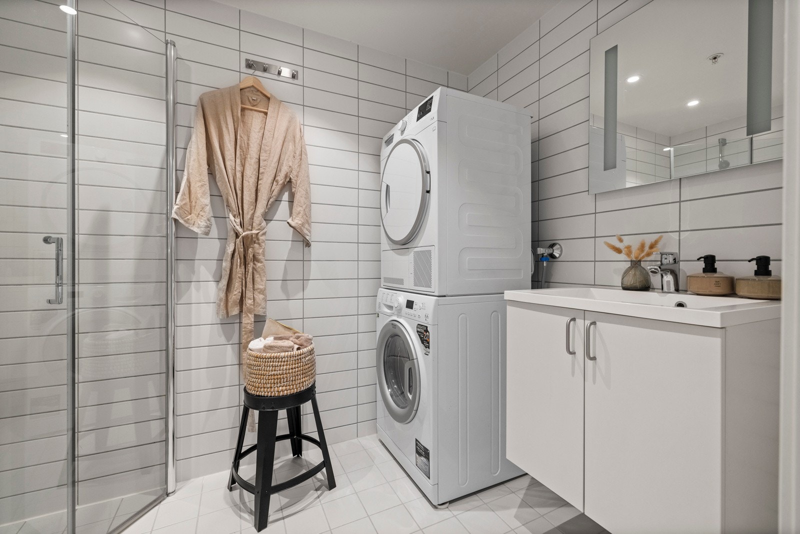 Badet har vegghengt servant med praktiske oppbevaringsmuligheter, samt opplegg for både vask og tørk Galleribilde