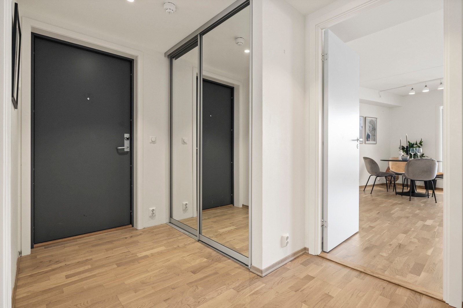 Gulvet er i robust parkett og tåler daglig trafikk fra både små og store føtter Galleribilde