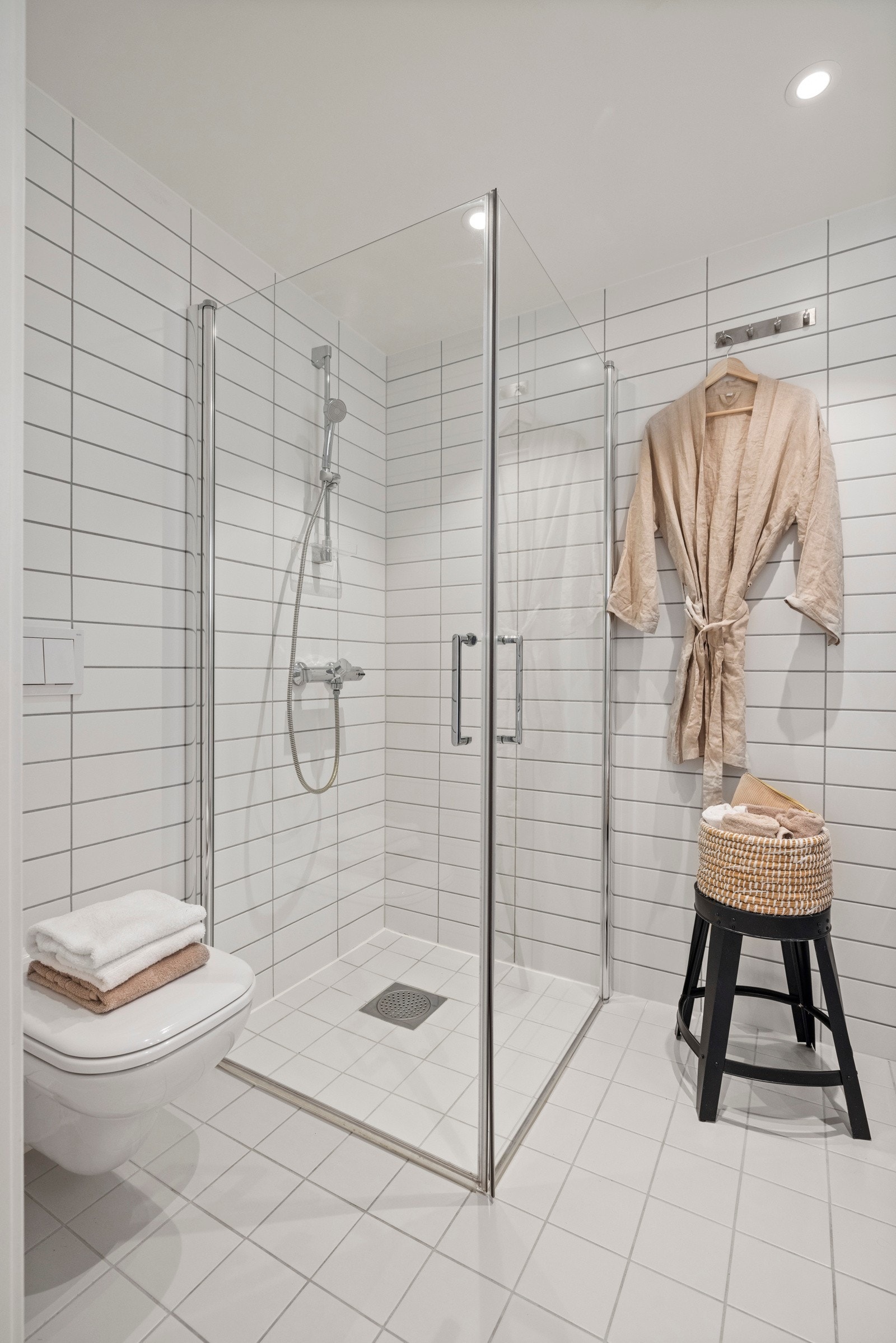 Med det vegghengte toalettet og innfellbart dusjhjørne bidrar det til god utnyttelse av rommet Galleribilde