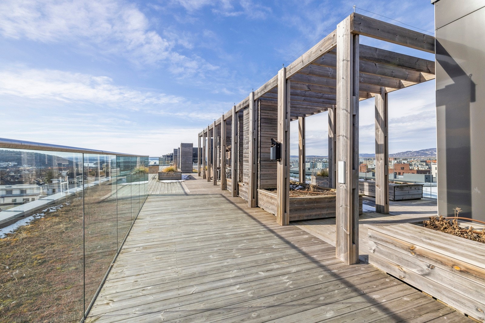 Sameiet har 3 felles takterrasser med benker og bord, som legger til rette for hyggelige sammenkomster Galleribilde