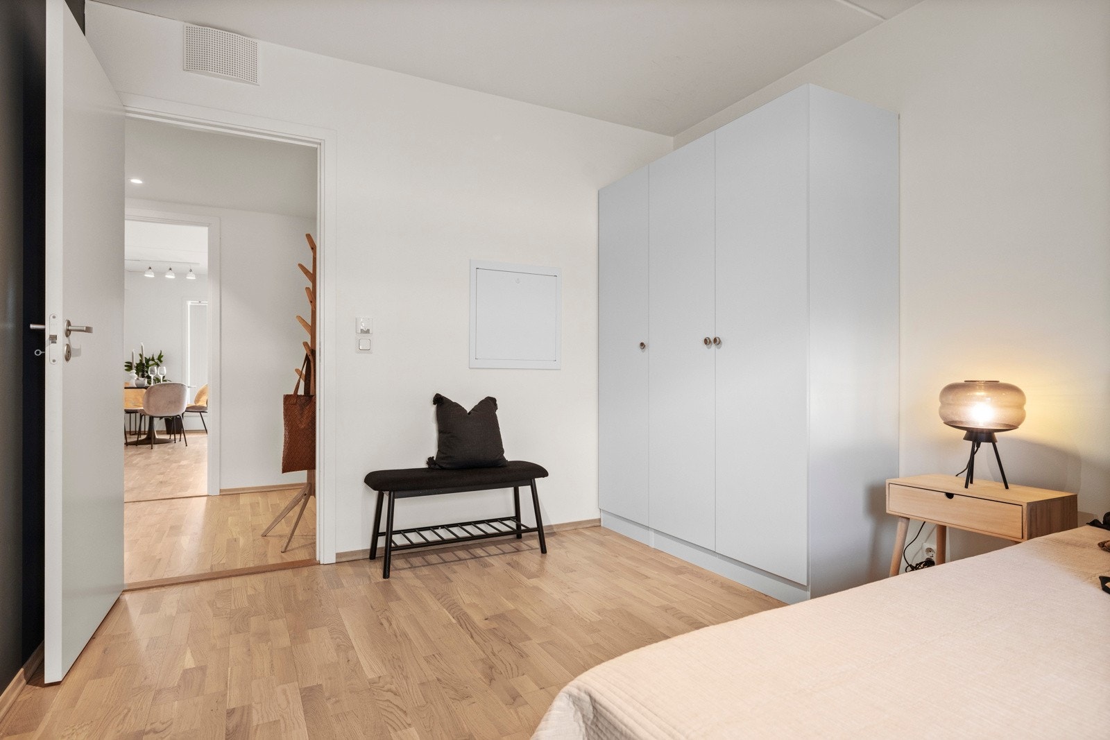 Du finner også en plass til en stor garderobe som gir praktisk oppbevaring for klær og tilbehør. Galleribilde