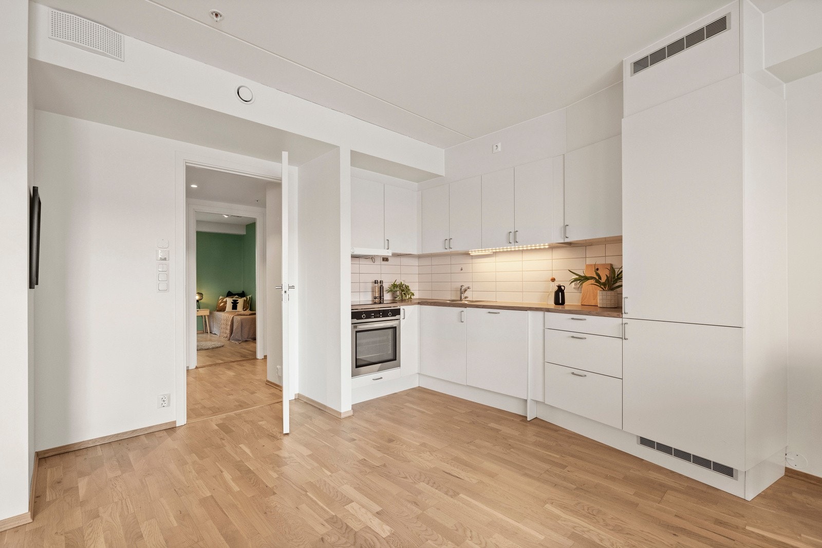 Kjøkkenet ligger praktisk til i en åpen løsning fra stuen Galleribilde