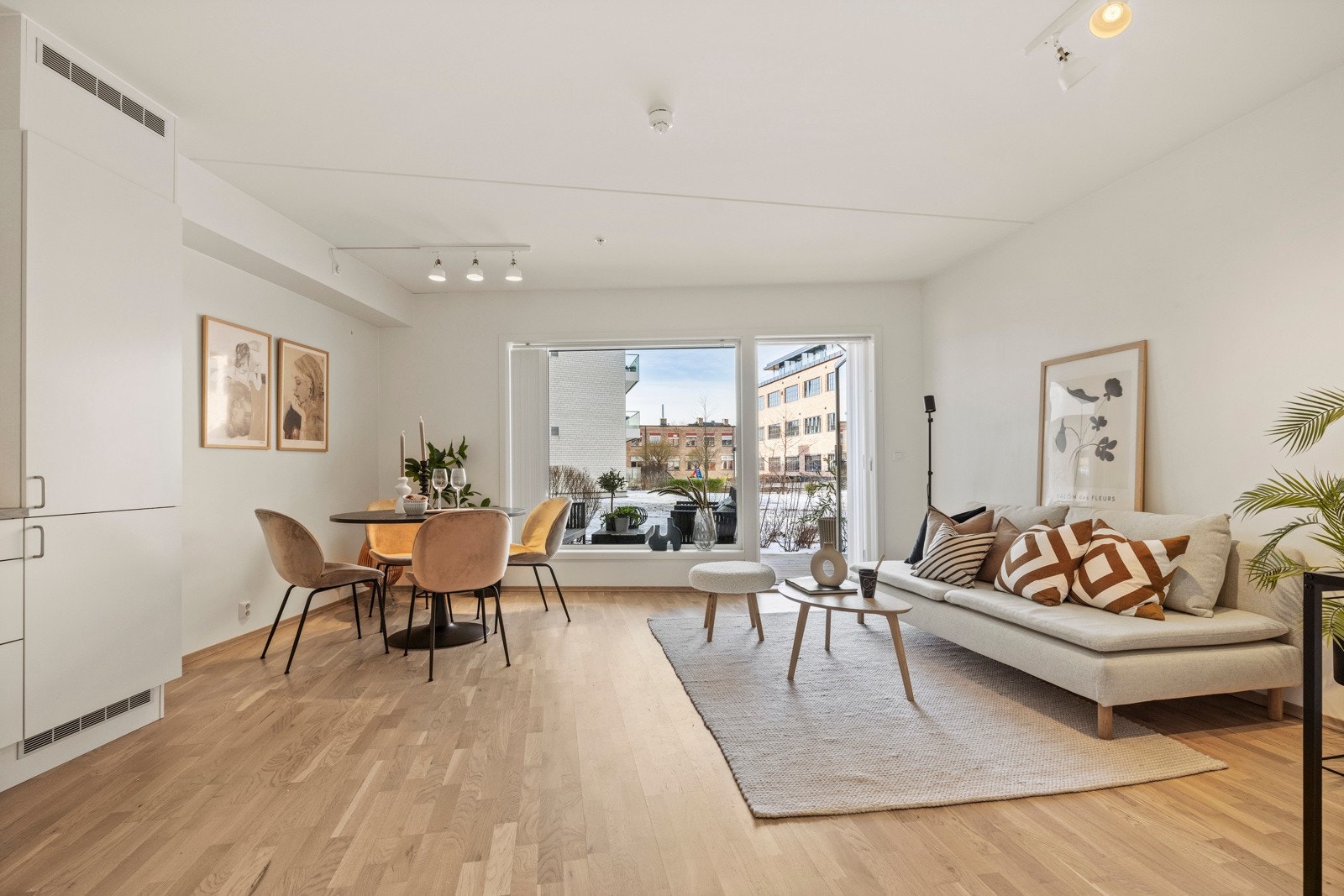 Stuen er lys og romslig, og med store vinduene får du godt med dagslys Galleribilde