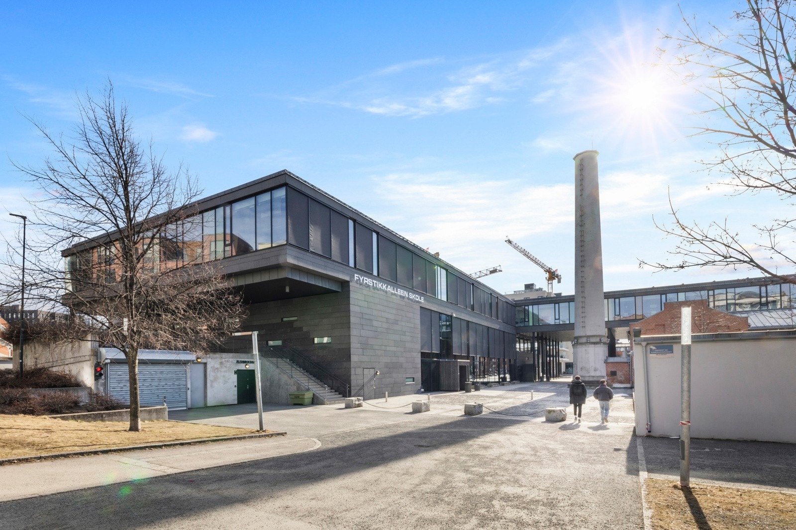 Området har et bredt tilbud av barnehager og skoler, nærmest ligger Fyrstikkalleen skole Galleribilde