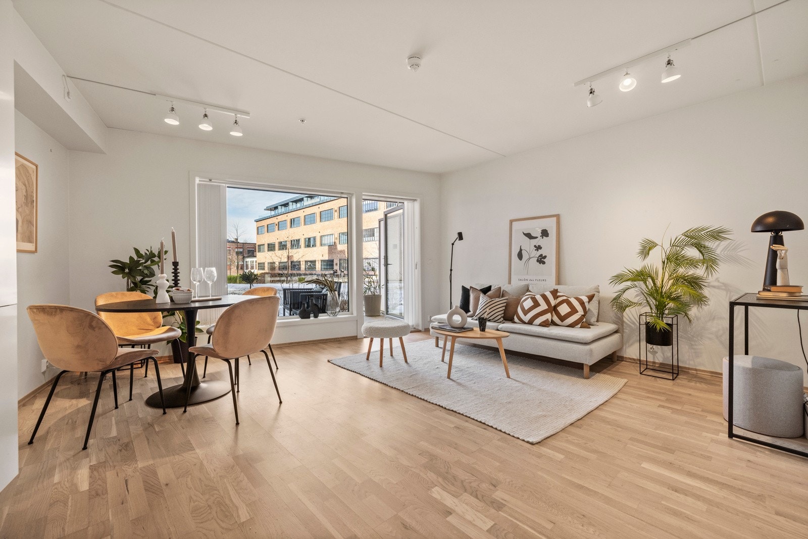 Lys stue vendt ut mot stille område Galleribilde