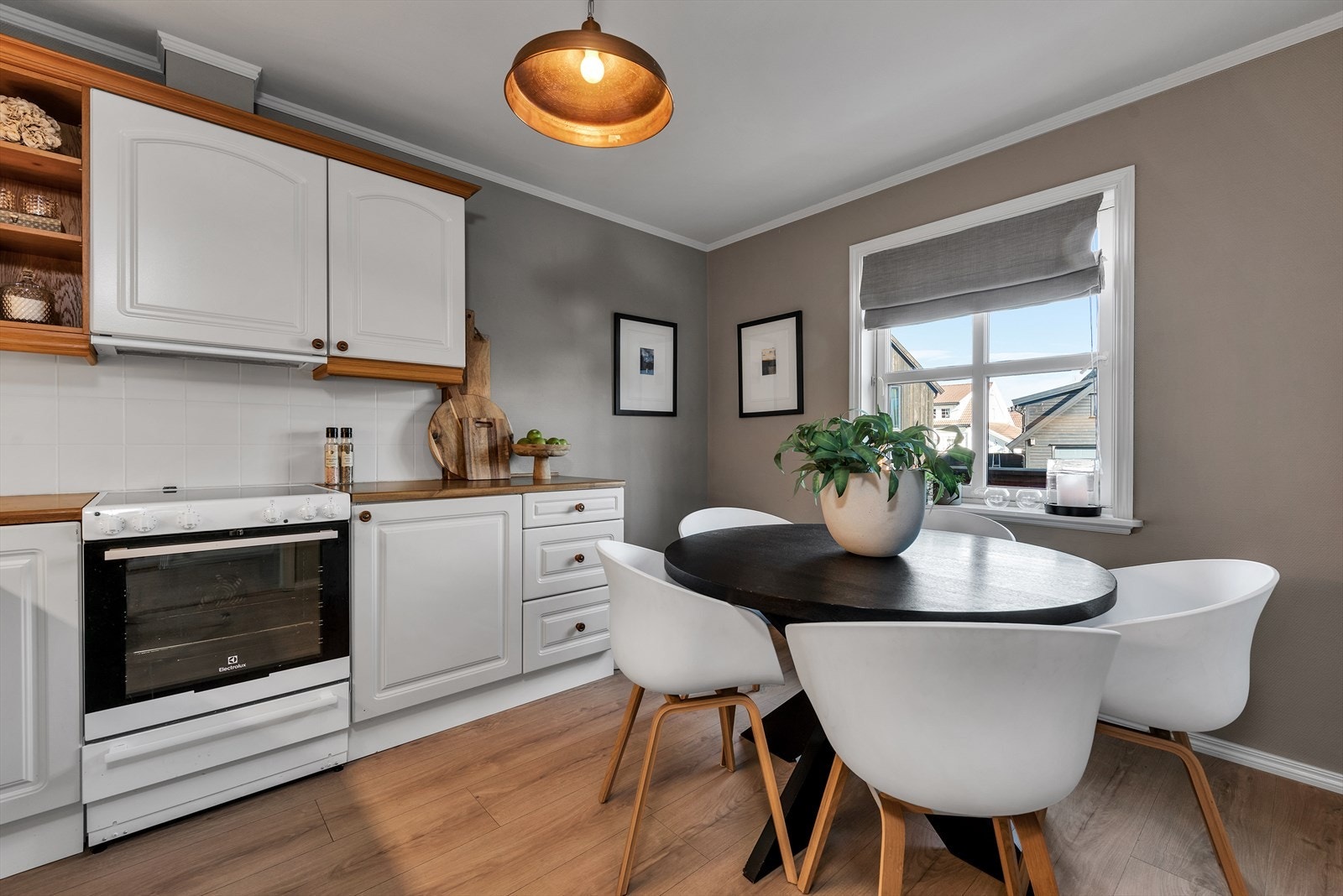 Pent kjøkken med hyggelig plass til spisebord. Perfekt for hyggelige måltider og samvær. Galleribilde