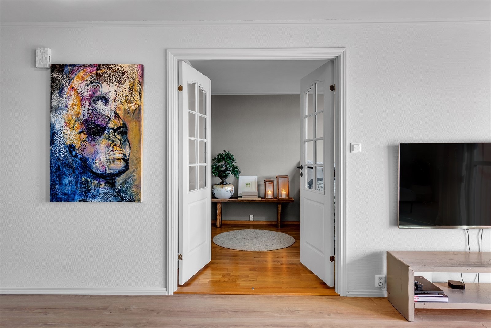 Elegant dobbel dør fra stue og inn til soverom eller spisestue som rommet enkelt kan innredes til Galleribilde
