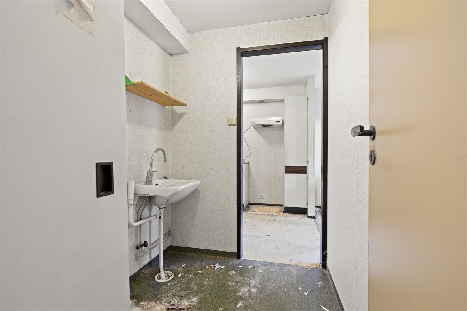 Fra kjøkkenet kommer man i et vaskerom med opplegg for vaskemaskin, utslagsvask samt tørkeskap. Galleribilde