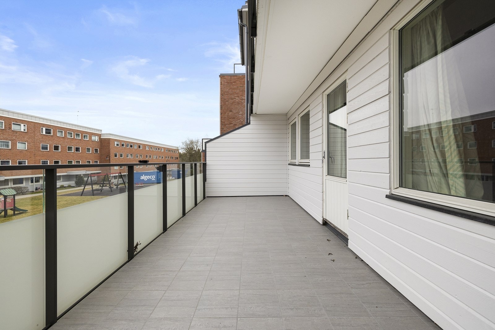 Et kjærkomment utemiljø som kan bli et flott tillegg til boligen etter oppgraderinger. Galleribilde