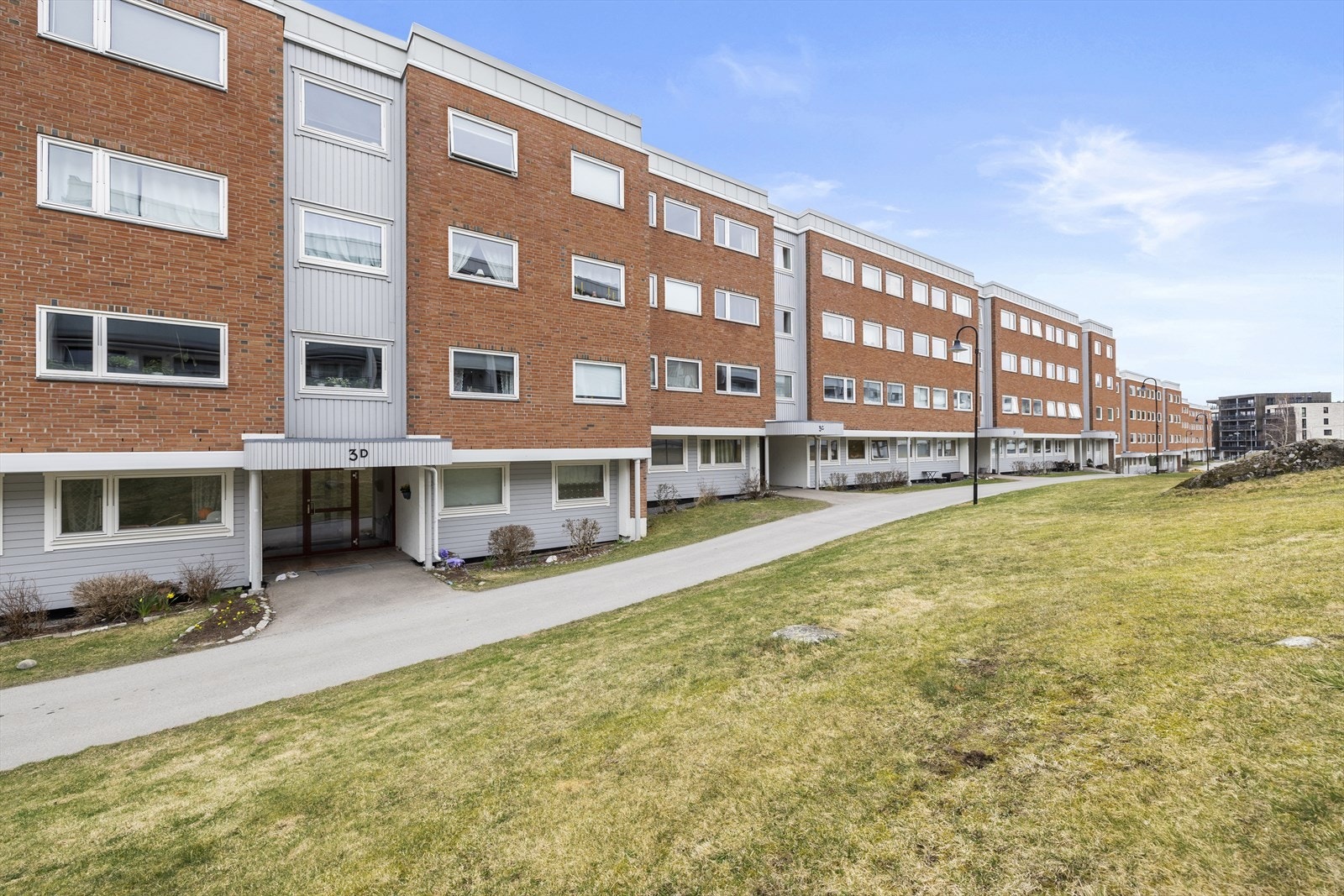 Eiendommen ligger i et populært og familievennlig boligområde i Blystadlia i Rælingen kommune. Galleribilde