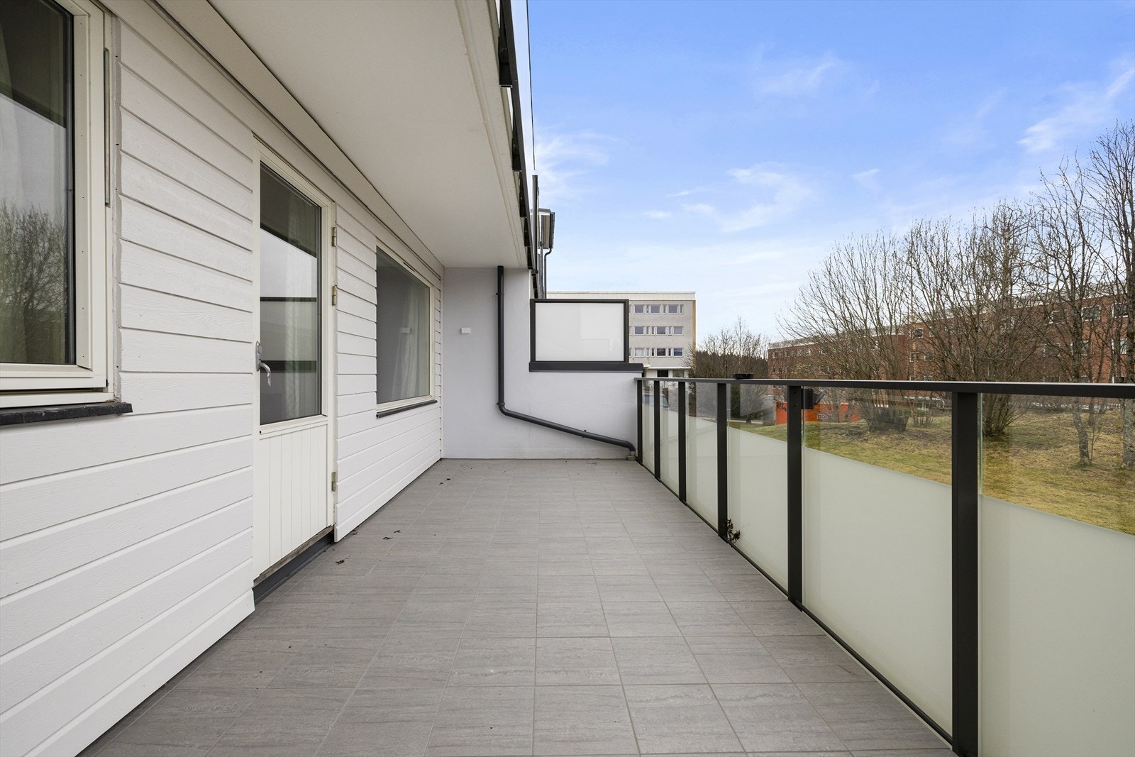 Fra stuen er det utgang til en nordvestvendt balkong på ca. 17 m². Balkongen fremstår i normal stand og gir gode solforhold i ettermiddagstimene. Galleribilde