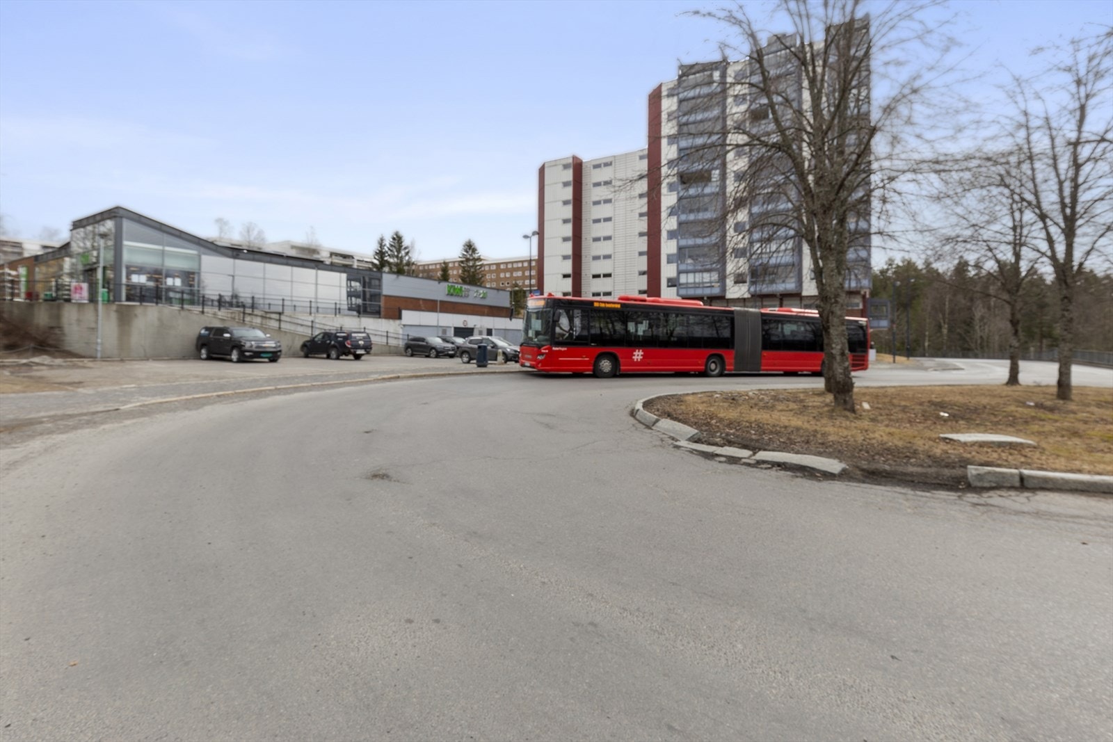 Nærmeste holdeplass Blystadlia som ligger ca. 300 meter fra boligen. Med bil fra Blystadlia tar det ca. 7 minutter til Strømmen, 9 minutter til Lillestrøm, 19 minutter til Oslo S og 30 minutter til Oslo lufthavn. Galleribilde