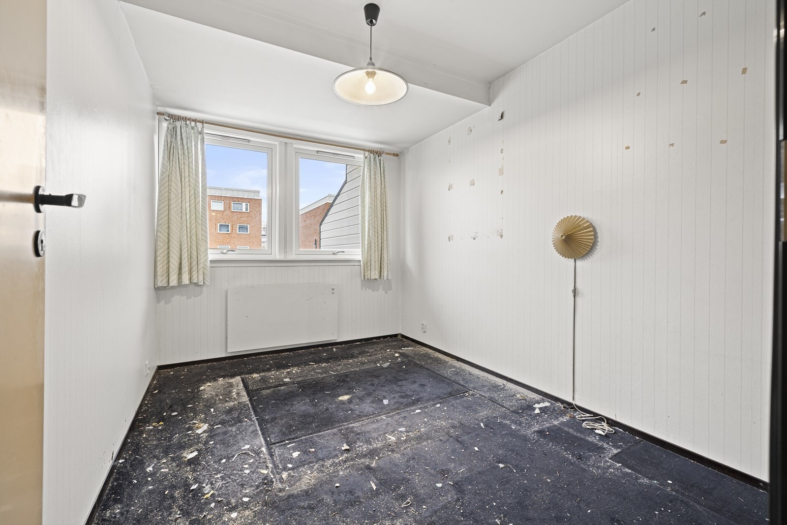 Soverommet har teppegulv og tapetserte vegger. Rommet fremstår slitt og med stort behov for overflatebehandling og modernisering. Galleribilde