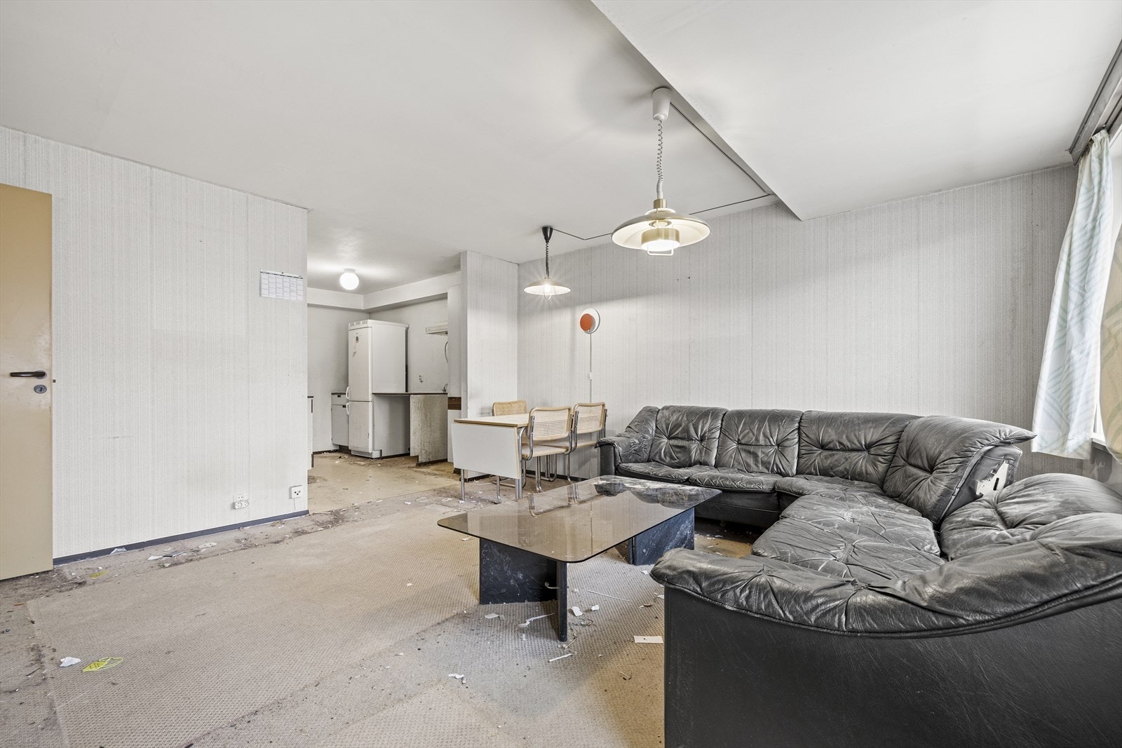 Stuen har teppegulv og tapetserte vegger, og bærer preg av mange års bruk. Galleribilde