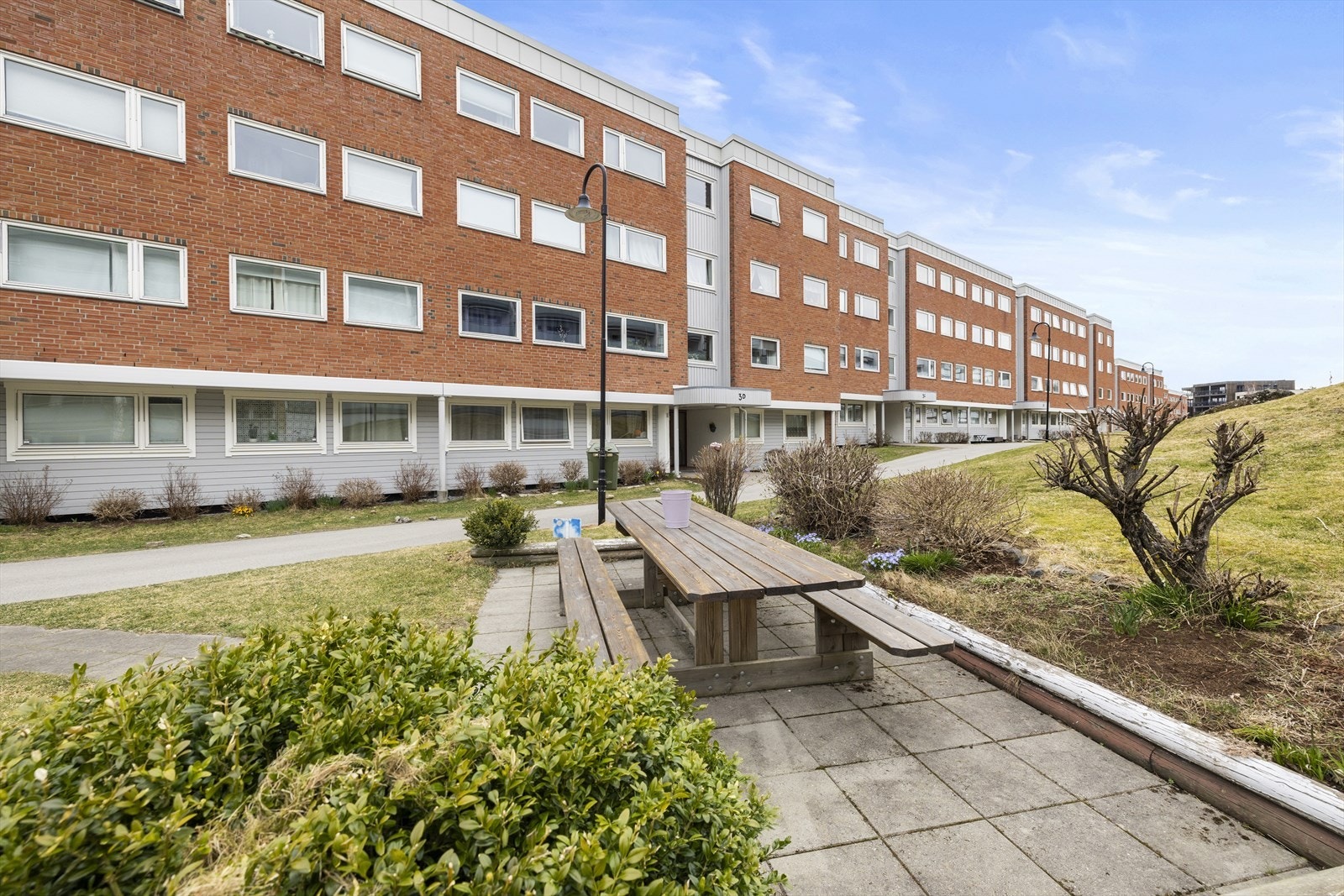 Området gir mulighet for offentlig kommunikasjon via buss og tog. Nærmeste holdeplass Blystadlia som ligger ca. 300 meter fra boligen. Galleribilde