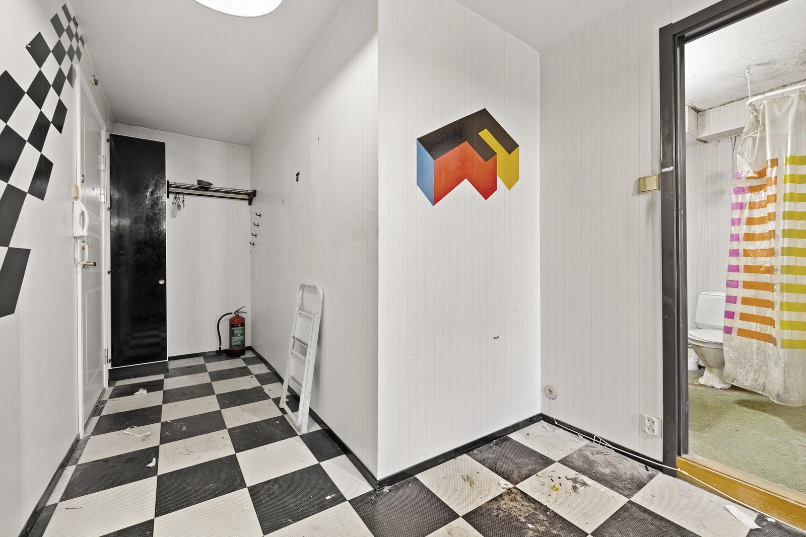 Her er det minimalt med vedlikehold gjort de senere år, og de fleste overflater og installasjoner har passert forventet levetid. Her får du muligheten til å skape drømmeboligen i egne farger og materialvalg. Galleribilde