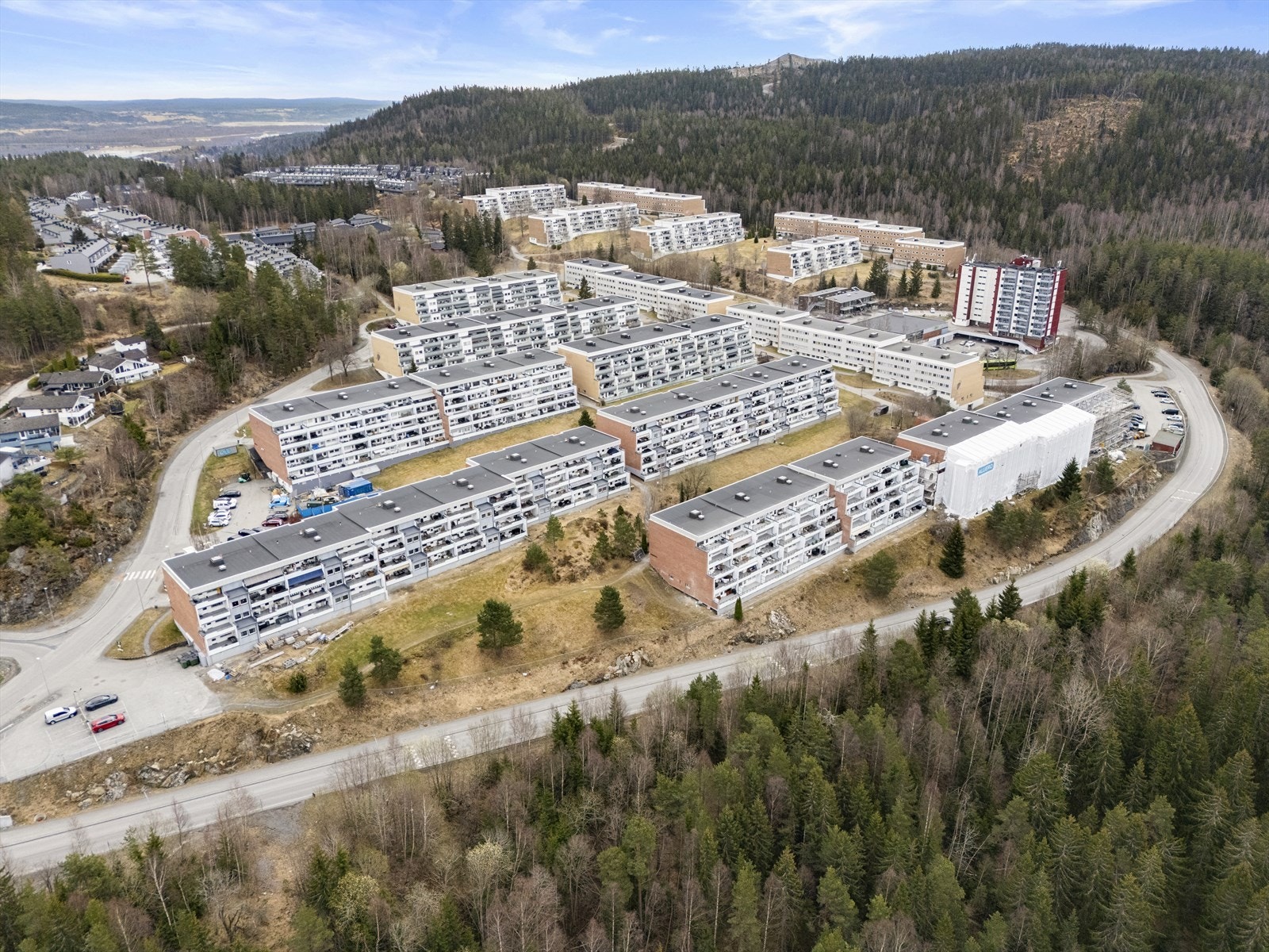 Området har umiddelbar nærhet til Østmarka, skoler, barnehager, dagligvare og offentlig kommunikasjon, samt kort vei til idrettsanlegg og et rikt utvalg av fasiliteter og servicetilbud. Galleribilde